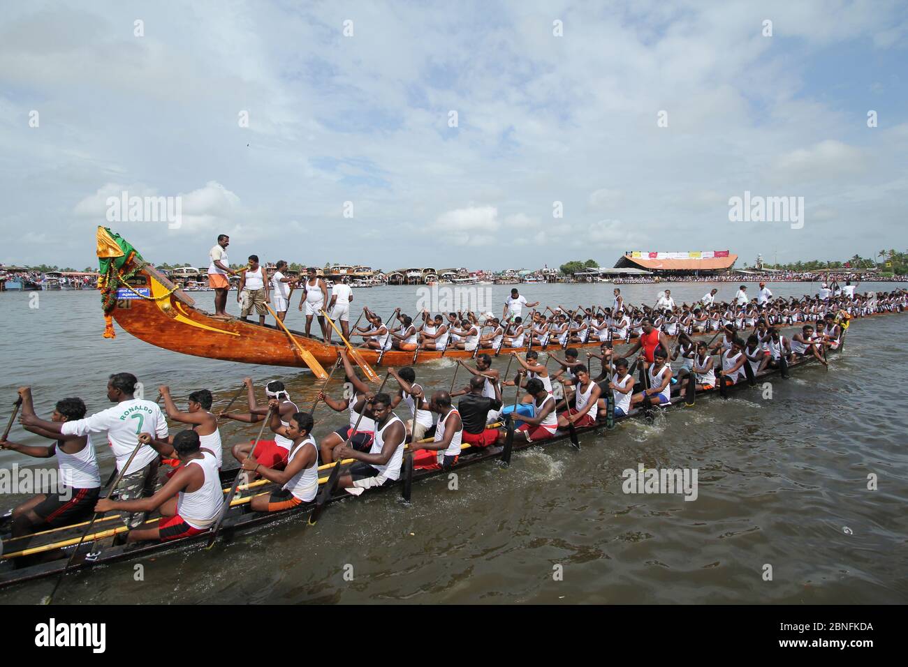 Ruderer während des jährlichen Nehru Trophy Boat Race in Alleppey, Kerala Stockfoto