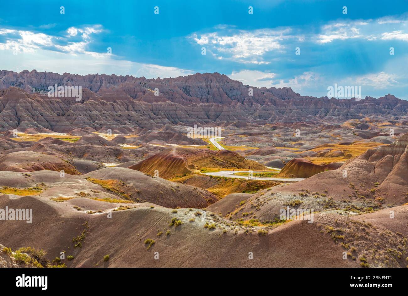 Sonnenstrahl durch Gewitterwolken bei Sonnenuntergang im Badlands Nationalpark, South Dakota, Vereinigte Staaten von Amerika (USA). Stockfoto