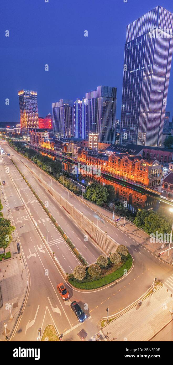 Wuhans berühmter Chu-Fluss und die Han-Straße werden wieder öffentlich zugänglich, die dekorativen Lichter haben gerade erst aufgeleuchtet, Wuhans nächtliche Landschaft ist jenseits des fabelhaften Wuhan Stockfoto