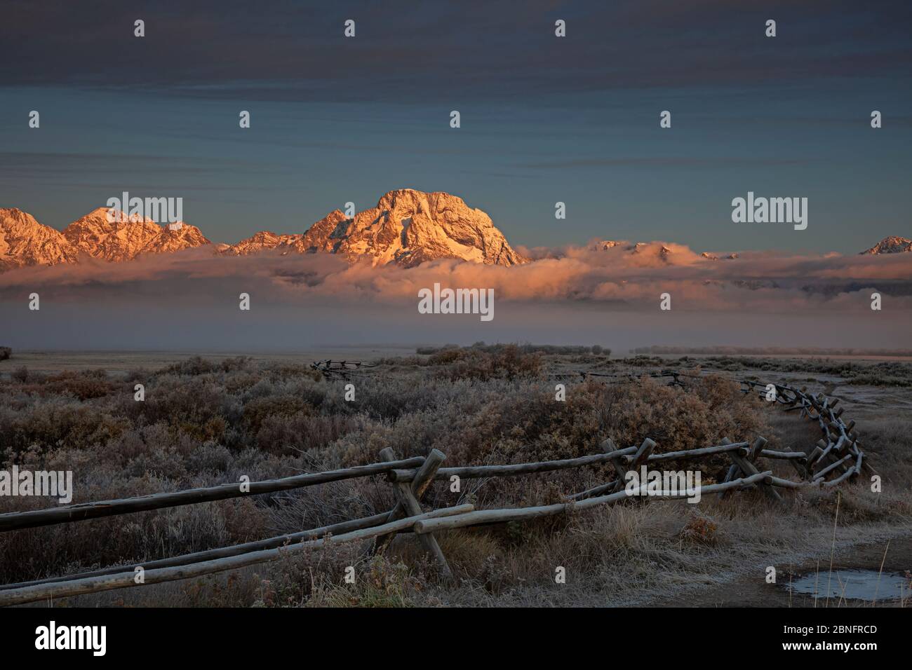 WY04323-00...WYOMING - Sonne, die in den frühen Morgenstunden die Teton Range an der Cunningham Cabin Historic Site im Grand Teton National Park erreicht. Stockfoto