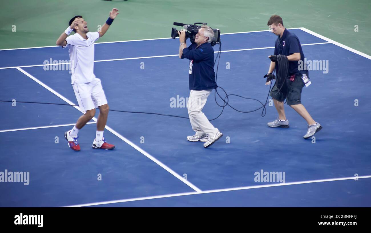 Novak Djokovic feiert den Gewinn des Finales 2011 des US Open Tennis Turniers, Flushing Meadows-Corona Park, Queens, New York, USA Stockfoto