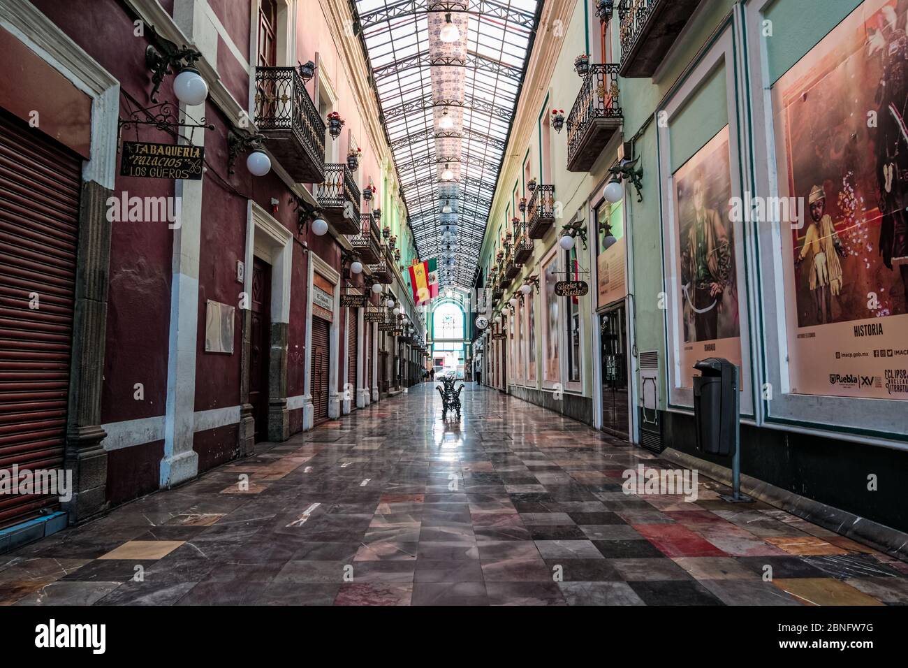 Shopping-Galerie Pasaje del Ayuntamiento (Rathaus Passage) mit geschlossenen Geschäften und Hotel für Coronavirus Kontingenz, Puebla, Mexiko, im April 24, 2020 Stockfoto