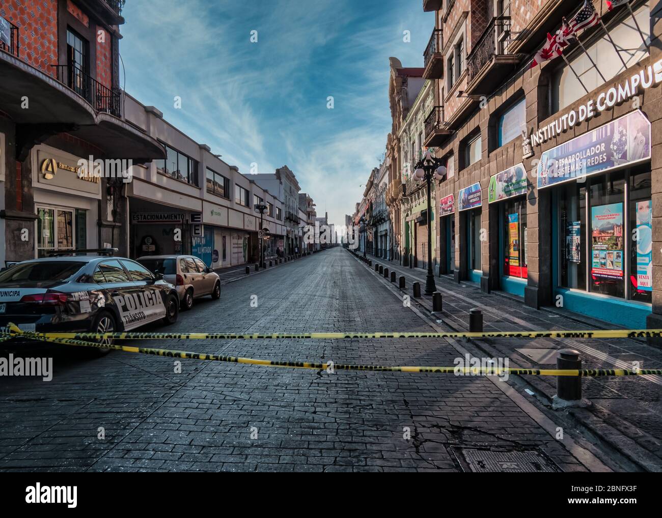 Leere Straße Avenida de la Reforma in Puebla Stadt zur Zeit des Coronavirus, Puebla de Zaragoza, Mexiko, vom Polizei geschlossen, am 9. April 2020. Stockfoto