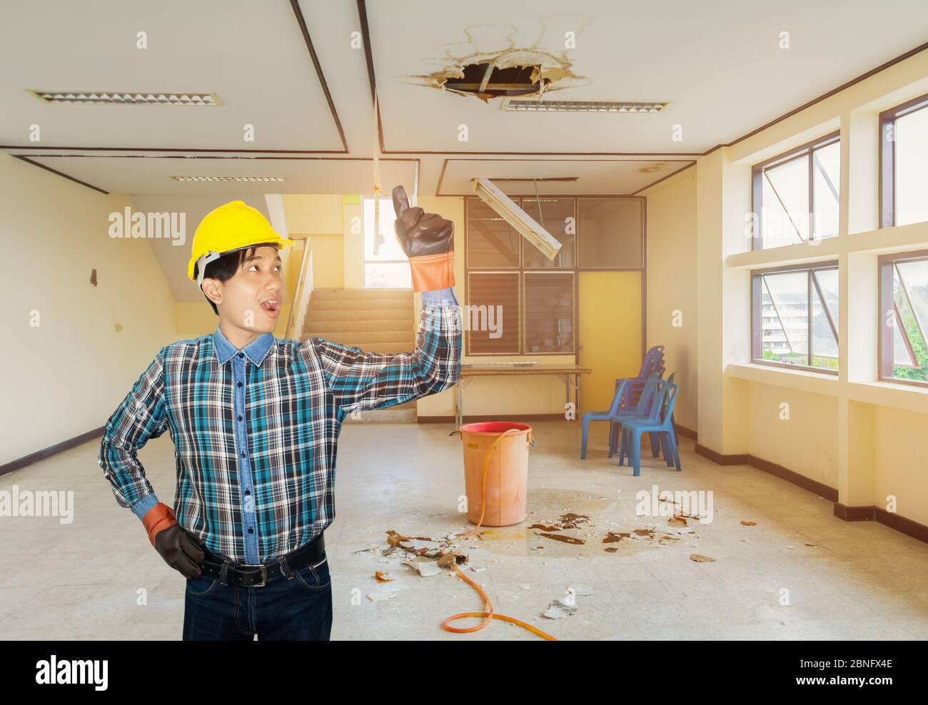 Technischer Hand-Up-Armpunkt. Im Einsatz Reparatur Wasserleck Tropfen Innengebäude Stockfoto