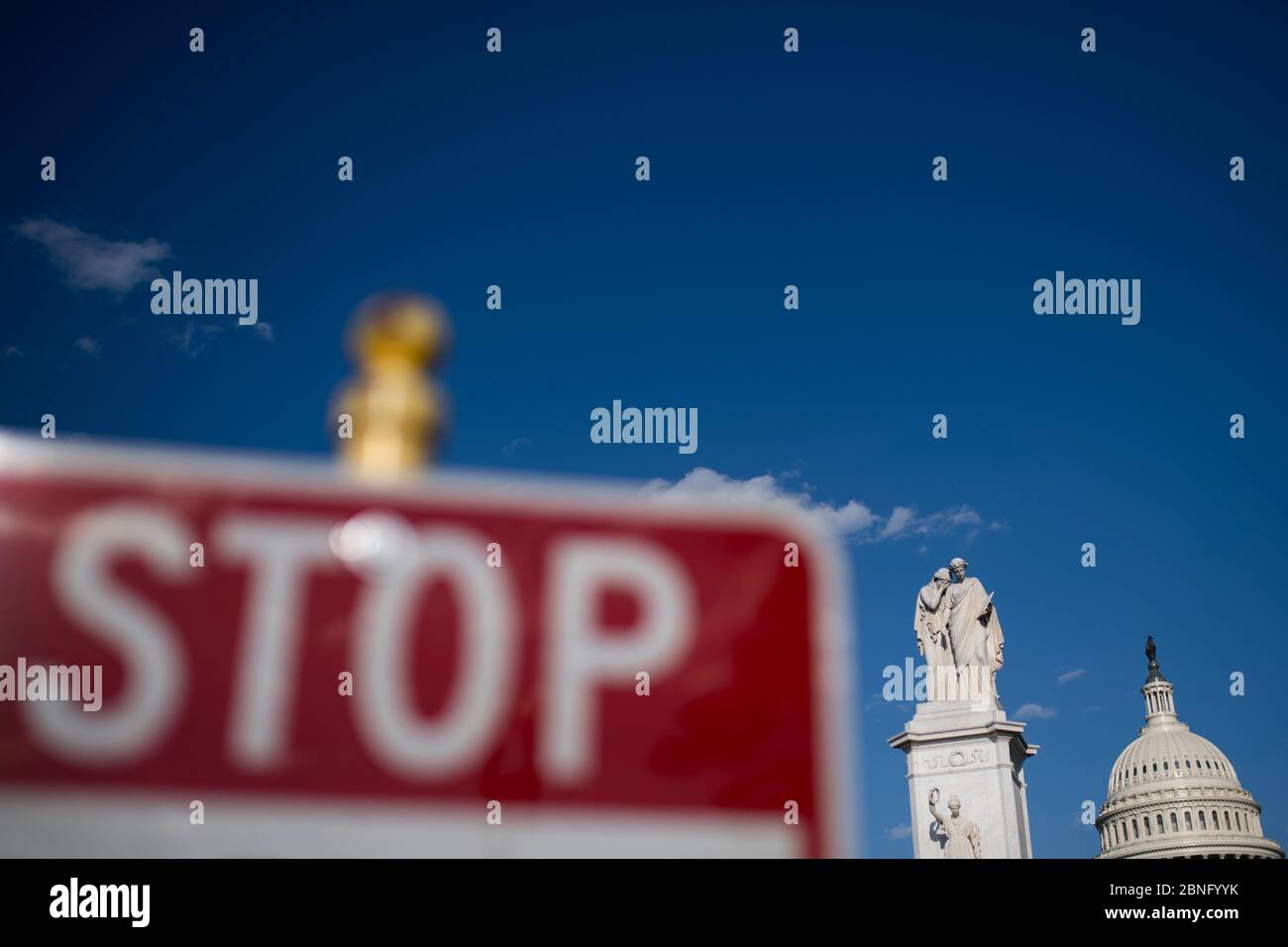 Peking, China. Mai 2020. Das Kapitolgebäude der USA wird in Washington, DC gesehen 13. Mai 2020. Der Bürgermeister von Washington, DC, Muriel Bowser, gab am Mittwoch bekannt, dass die Stadt ihre Aufenthaltsordnung bis zum 8. Juni verlängert. Kredit: Liu Jie/Xinhua/Alamy Live News Stockfoto