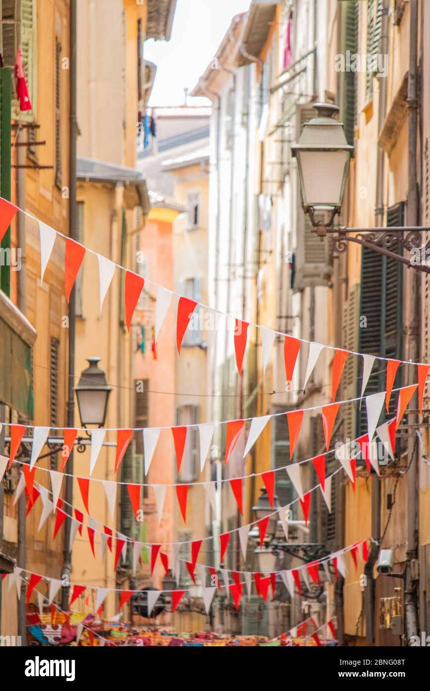 Dekorationen in einer Linie zwischen den Gebäuden in Nizza, Frankreich Stockfoto