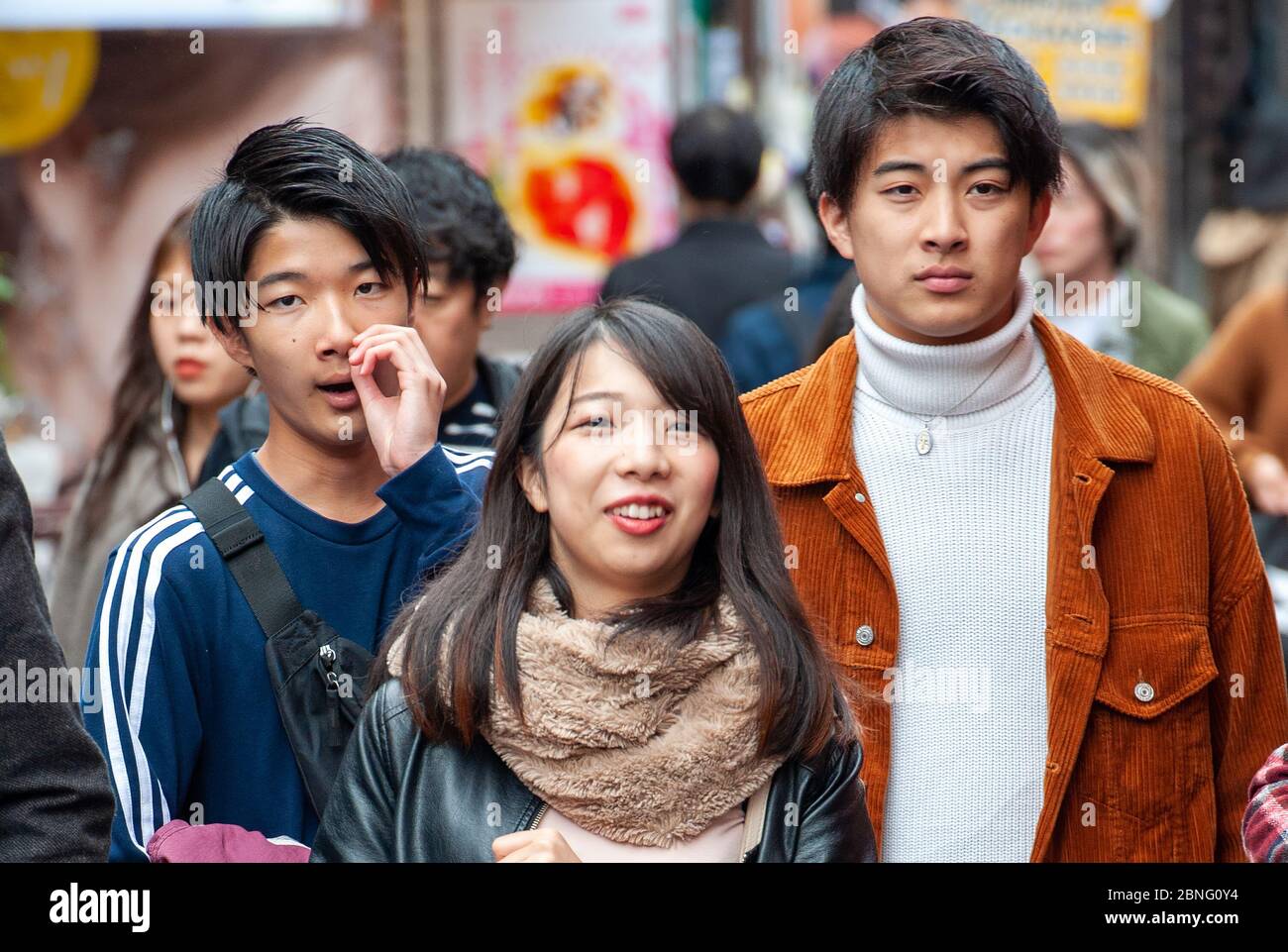 Junge Leute, die auf der Takeshita Straße im Herzen des Harajuku Viertels in Tokio, Japan, spazieren Stockfoto