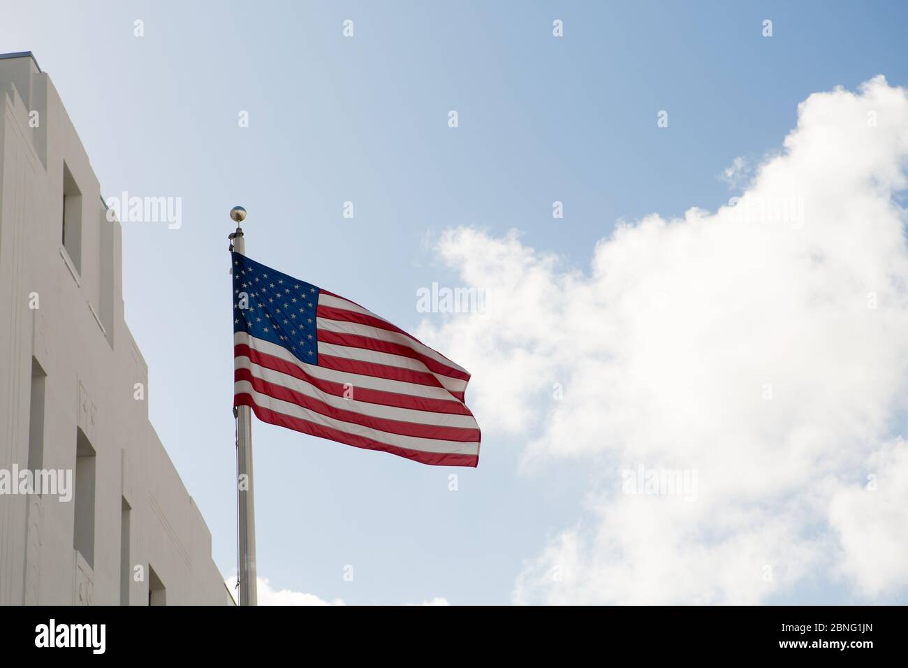 Amerikanische Flagge winkt gegen blauen Himmel. Stockfoto