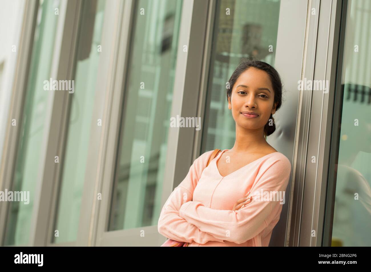 Portrait einer jungen schönen Hispanic Frau lächelnd. Stockfoto