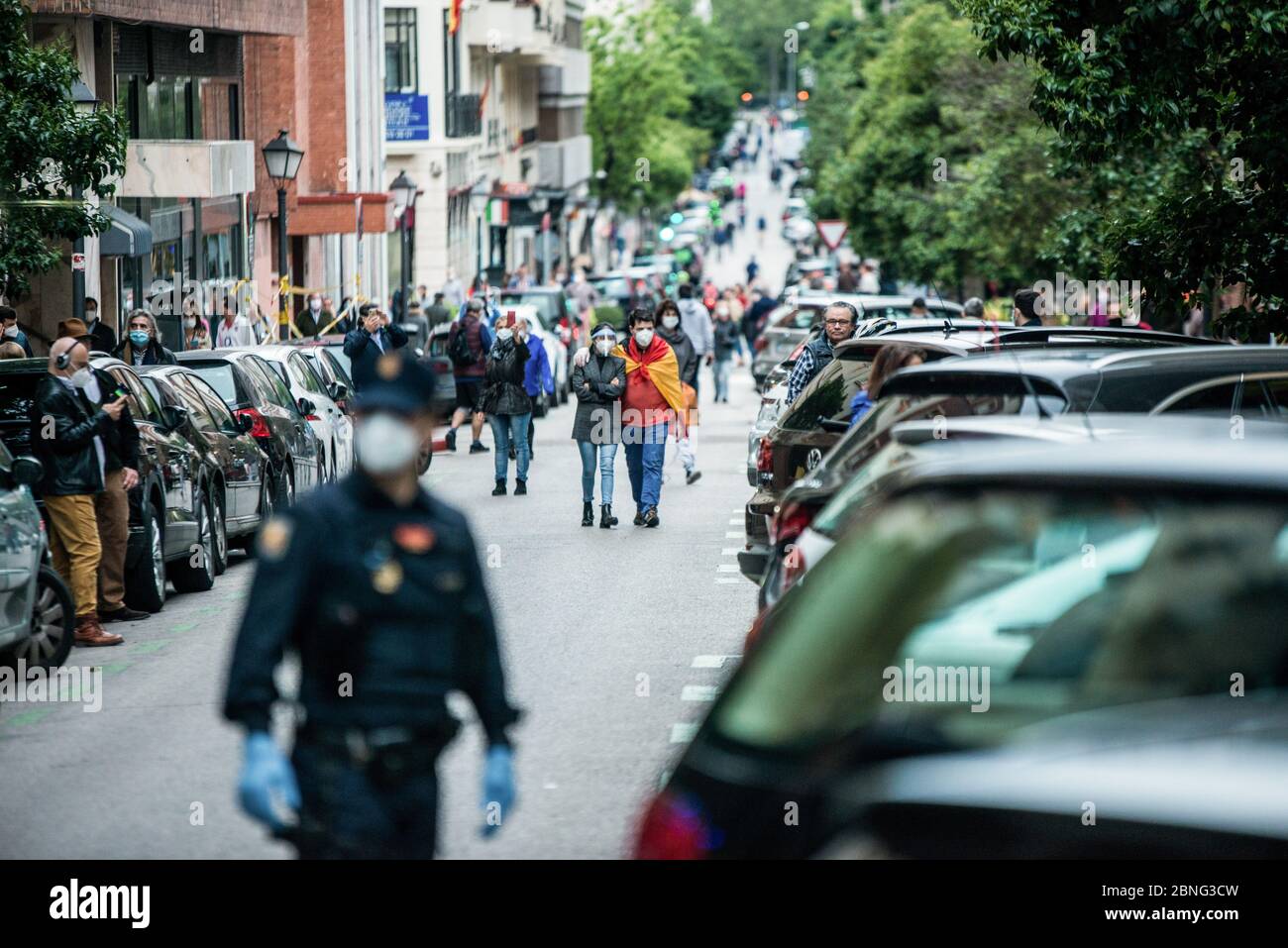 Madrid, Spanien. Mai 2020. Bewohner, die Gesichtsmasken tragen, gehen während des Protestes präventiv auf die Straße. Die Bewohner des gehobenen Viertels Salamanca protestieren gegen die Regierungsführung der Coronavirus-Krise. Einige Teile Spaniens haben seit ihrer Coronavirus-Blockade den Übergang in die Phase 1 aufgenommen, so dass viele Geschäfte und Restaurants, die Outdoor-Kunden bedienen, wieder geöffnet werden können. Die am stärksten von der Covid-19 betroffenen Orte wie Madrid und Barcelona befinden sich jedoch weiterhin in einer strengeren Phase-0-Quarantäne. Quelle: SOPA Images Limited/Alamy Live News Stockfoto