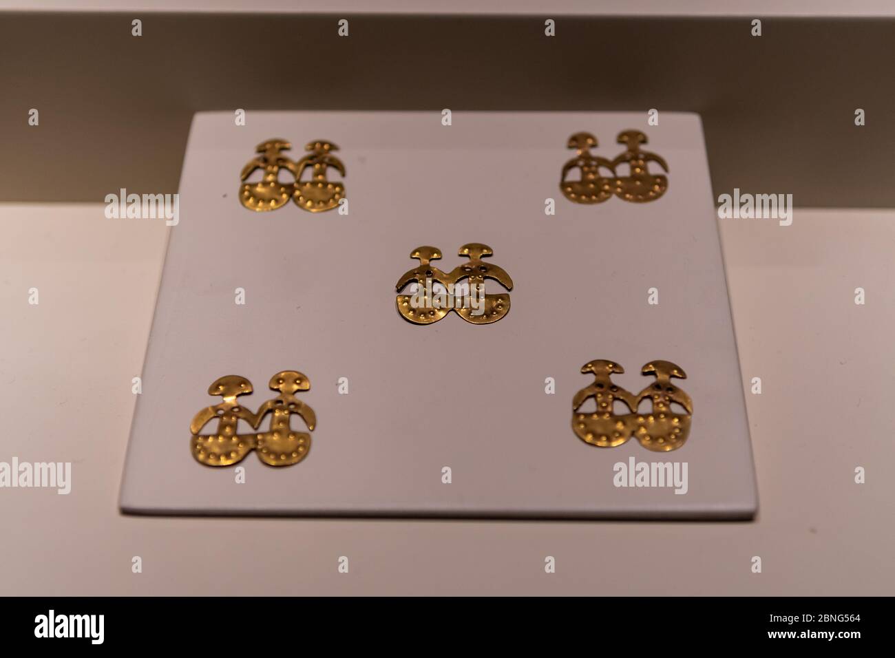 Nahaufnahme von Goldbindis in Form eines Ankers im hethitischen Monument, Türkei Stockfoto