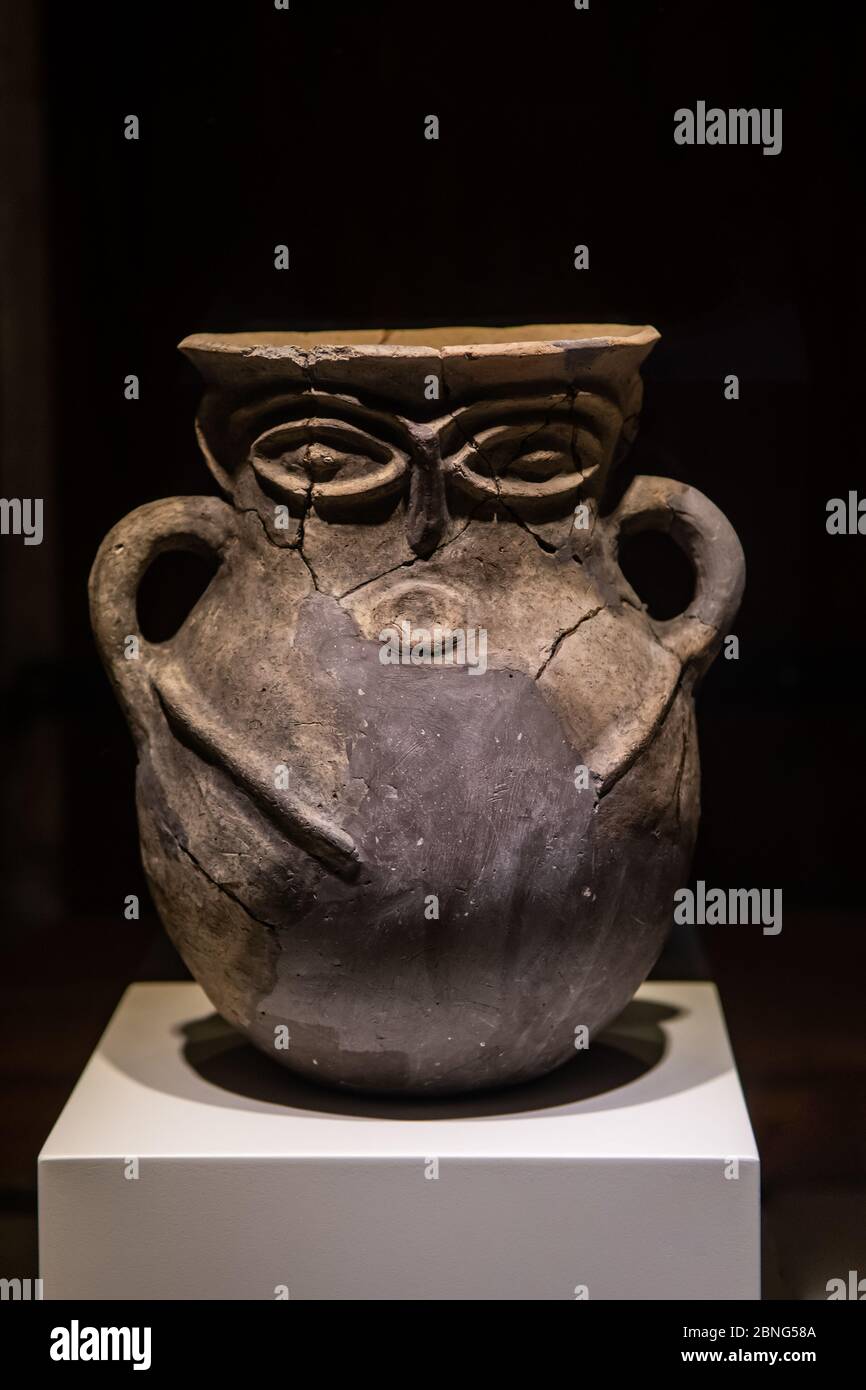 Vertikale Aufnahme einer antiken Vase mit einem Gesicht Geschnitzt darauf von Hittiten, die Anatolien fanden Stockfoto