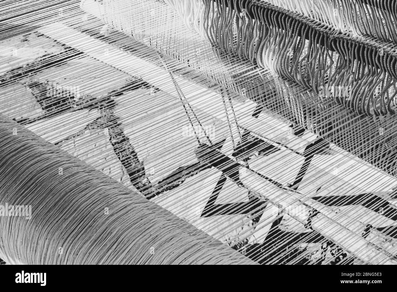 Graustufen Aufnahme von Teppich Webmaschine Stockfoto