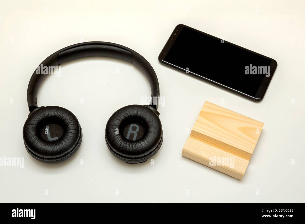 Draufsicht Holzständer für Smartphone und Kopfhörer Stockfoto