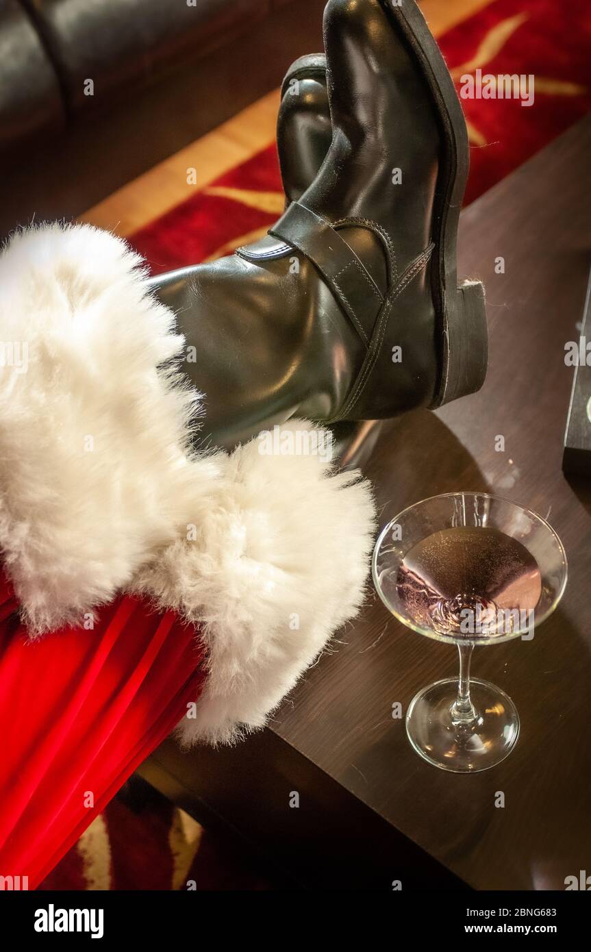 Santa Klausel nimmt Trinken nach einer erfolgreichen Weihnachtszeit. Stockfoto
