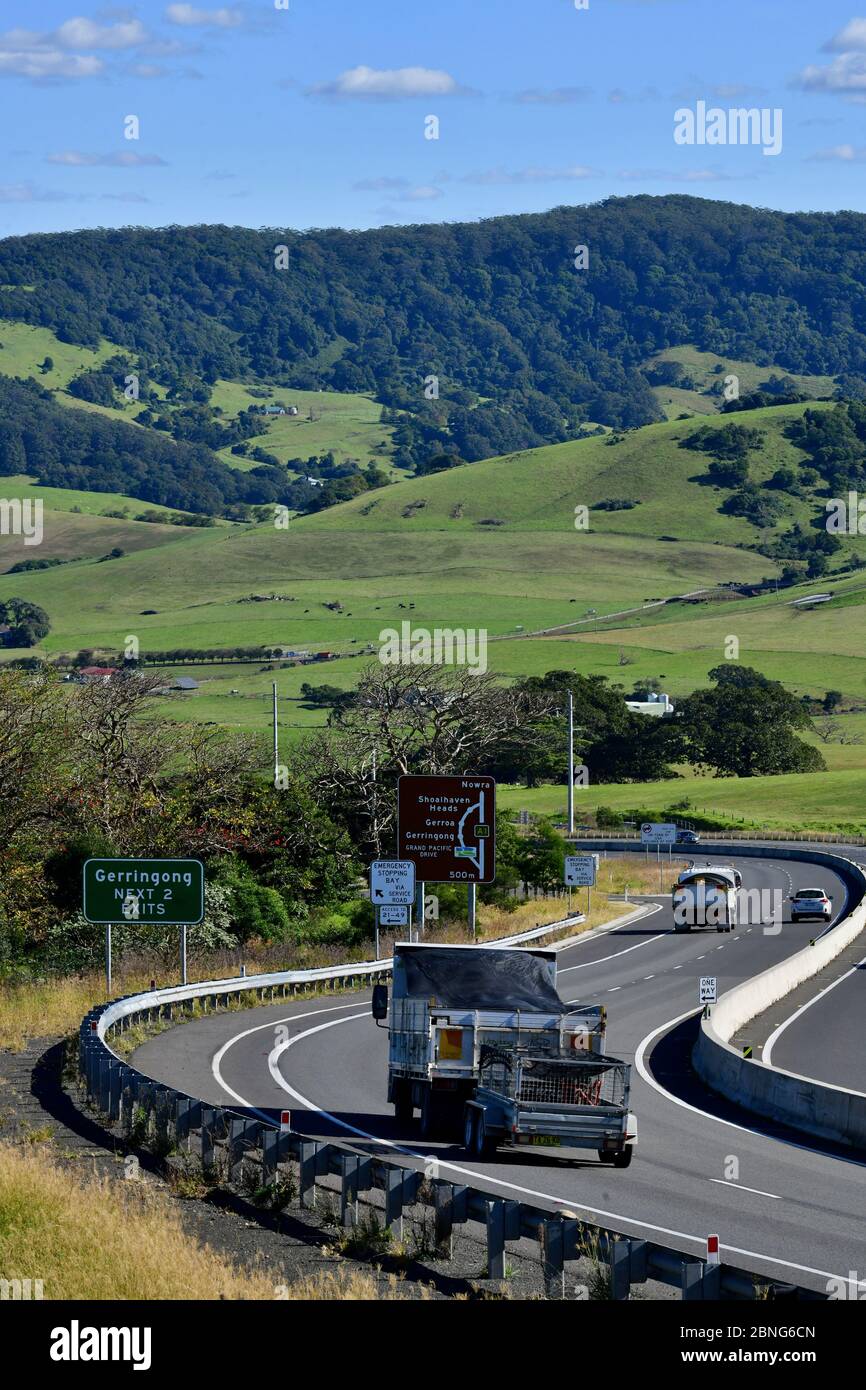 Verkehr auf dem Princes Highway in der Nähe von Gerringong, NSW Stockfoto