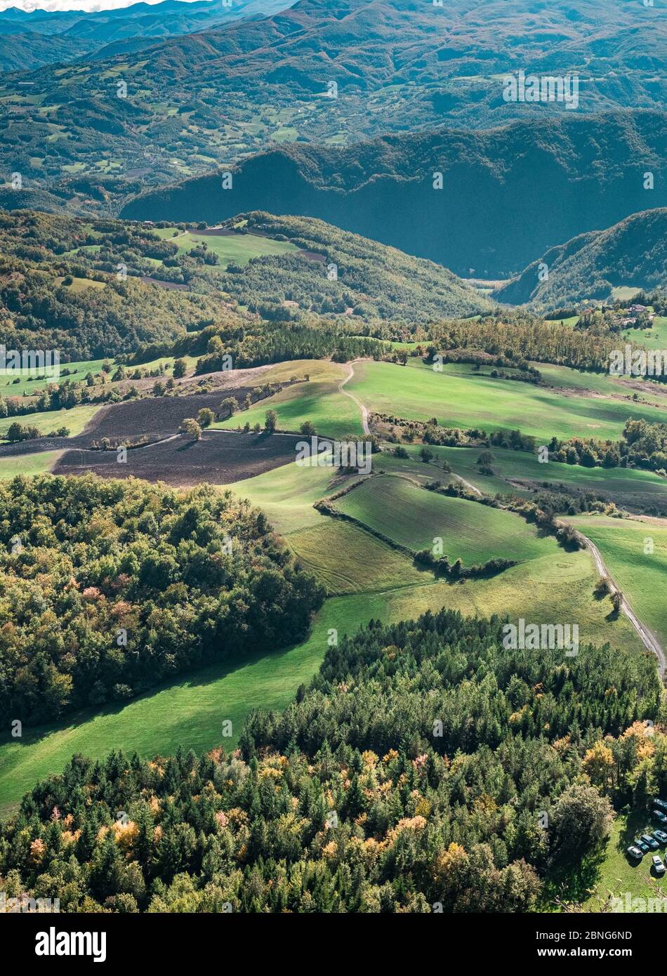Blick aus der Vogelperspektive auf Wälder und Felder von der Spitze des Steins von Bismantova. Reggio Emilia Provinz, Emilia Romagna, Italien. Stockfoto