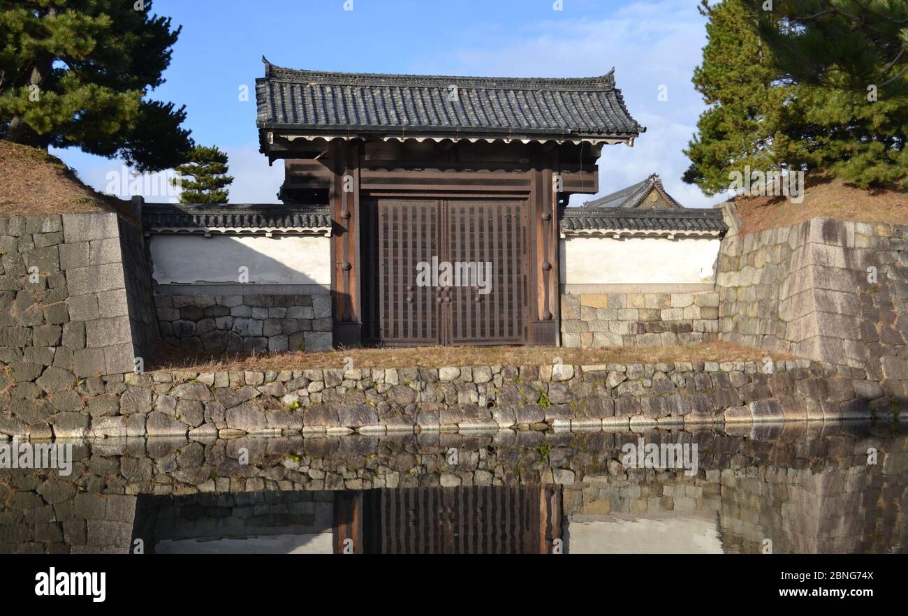 Große Holztore über dem Graben am Eingang zu einem Schloss aus der Edo-Ära in Kyoto, Japan Stockfoto