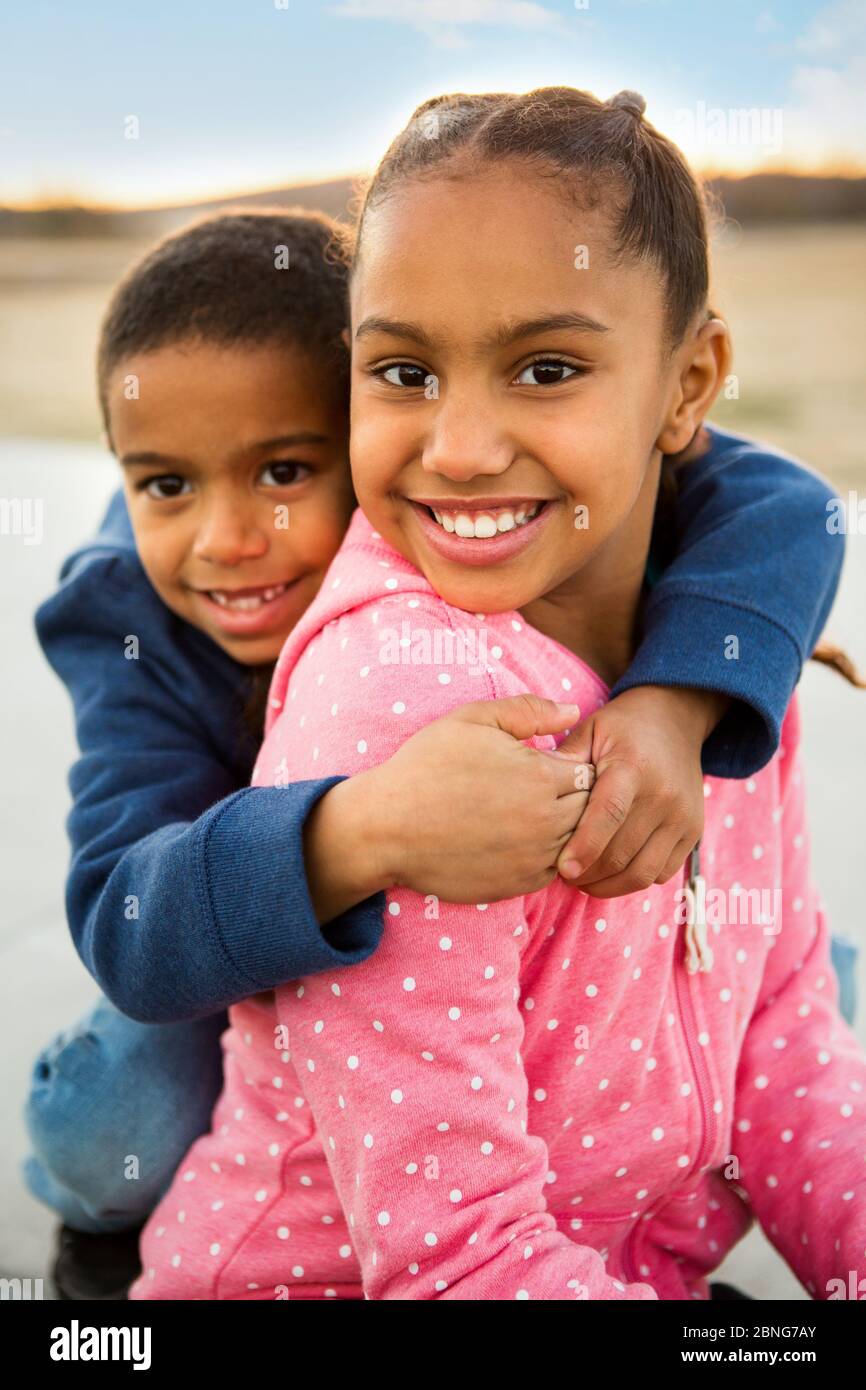 .Portrait eines glücklichen Bruders und einer Schwester lächelnd. Stockfoto