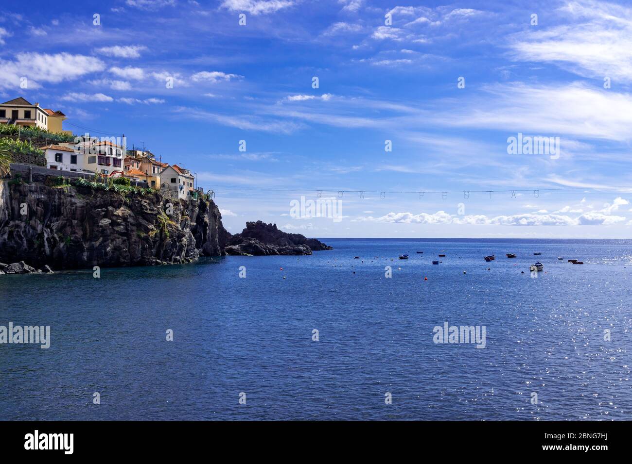Schöne Aussicht auf Häuser auf einer Klippe in Madeira, Portugal mit einem blauen Himmel im Hintergrund Stockfoto