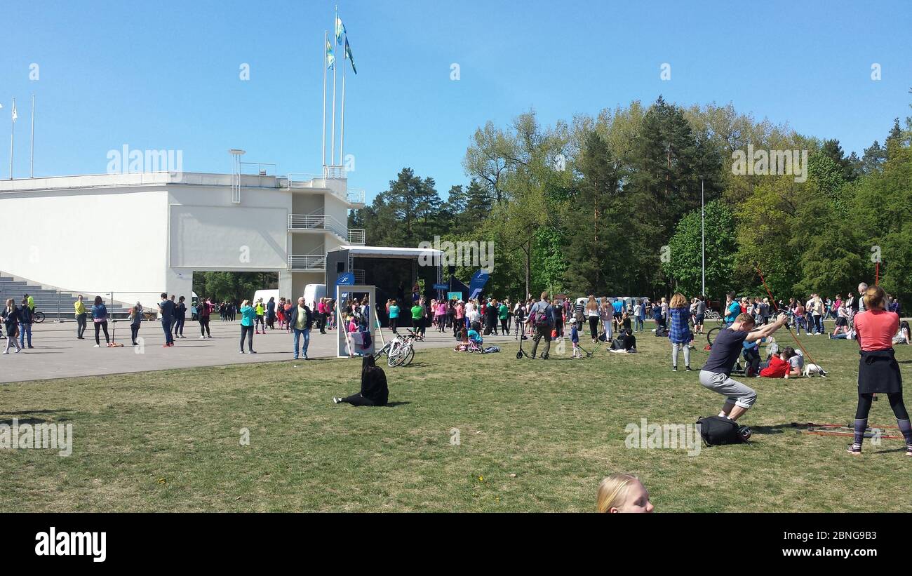 Die Menschen machen verschiedene sportliche Aktivitäten im Park Stockfoto