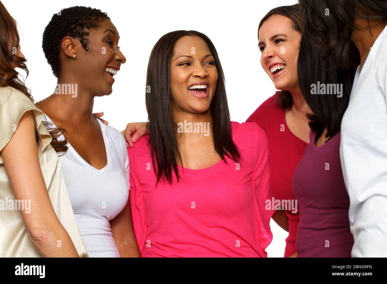 Heterogene Gruppe von Freunden reden und lachen. Stockfoto