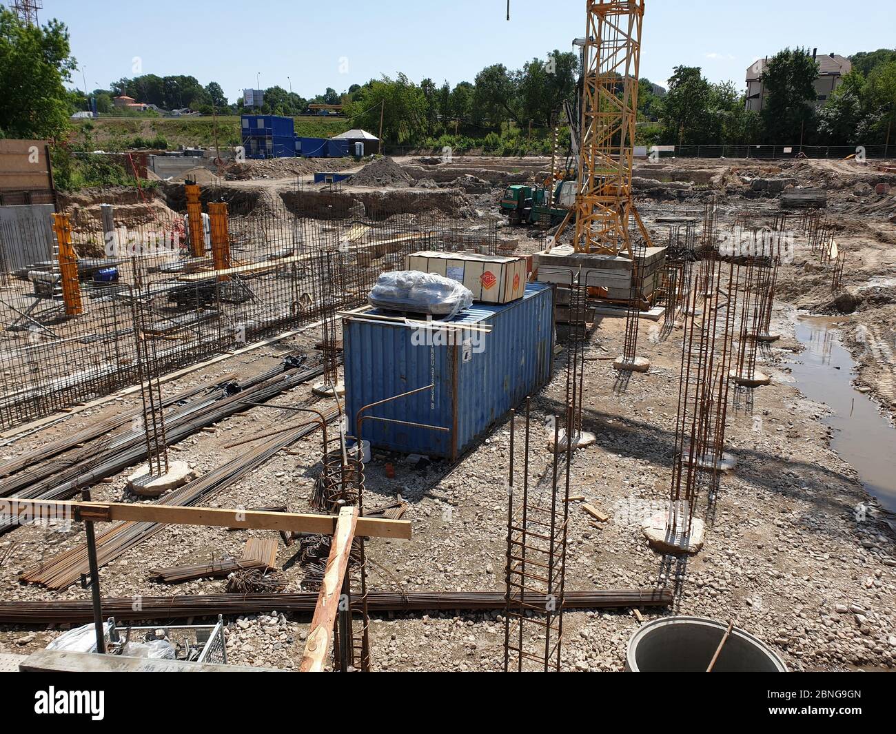 Baustelle mit Kran und Pfosten für das Fundament Stockfoto