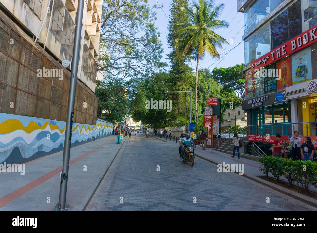Menschen, die Roller in Bangalore berühmten Church Street reiten Stockfoto