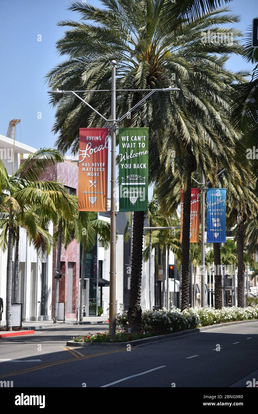 Beverly Hills, CA/USA - 8. Mai 2020: Die Schilder am Rodeo Drive erwarten eine Wiedereröffnung nach der COVID-19-Quarantäne Stockfoto
