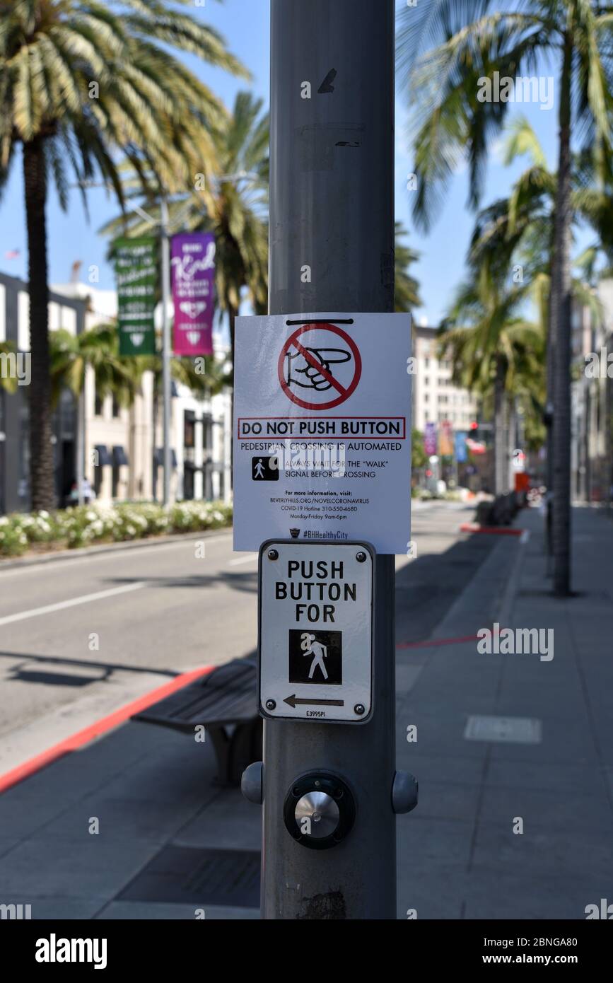 Beverly Hills, CA/USA - 8. Mai 2020: Berühren Sie während der COVID-19-Quarantäne keine Warnschilder mit Coronavirus auf den Verkehrszeichen auf dem Rodeo Drive Stockfoto