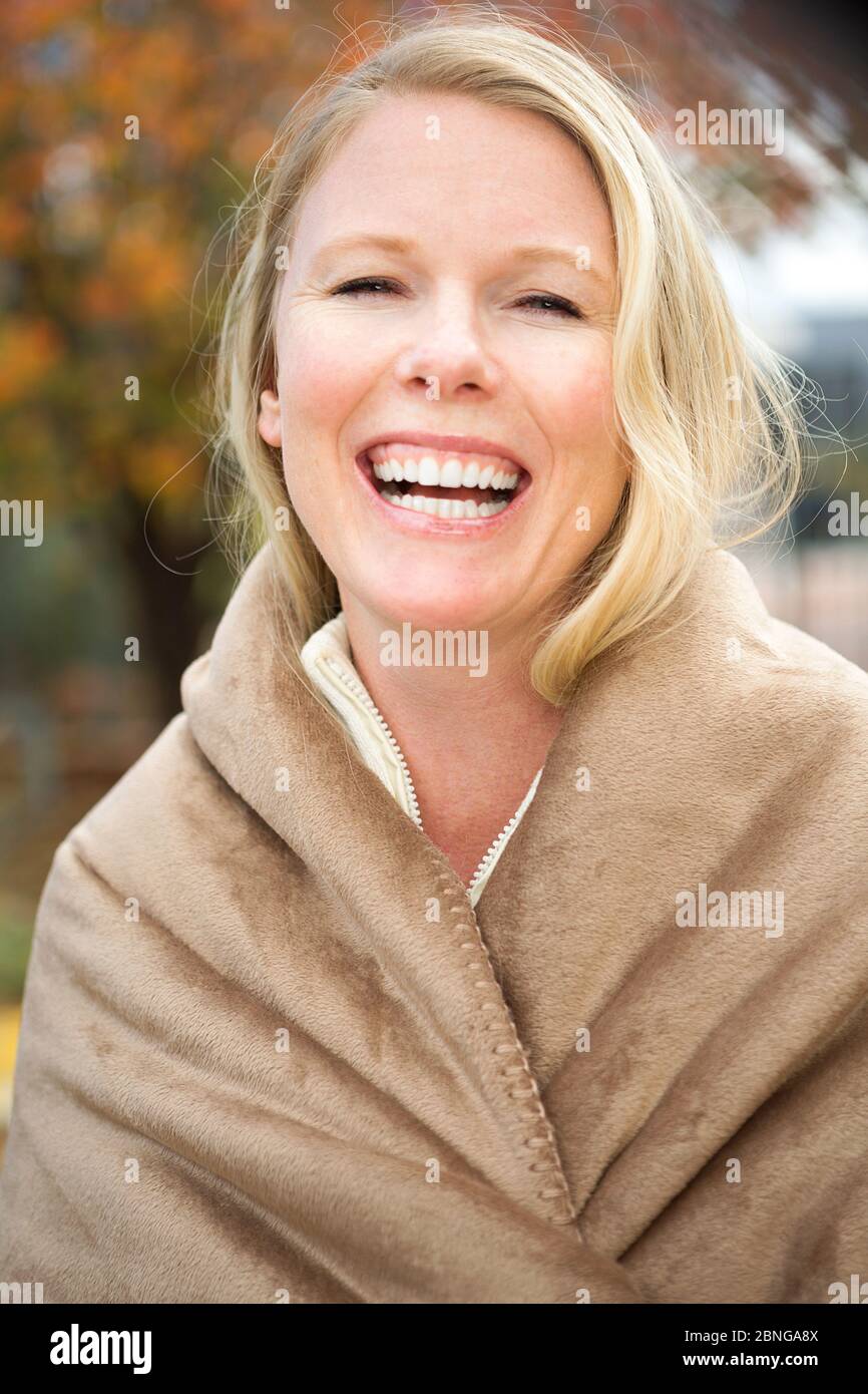 Schöne glückliche blinde Frau lächelnd. Stockfoto