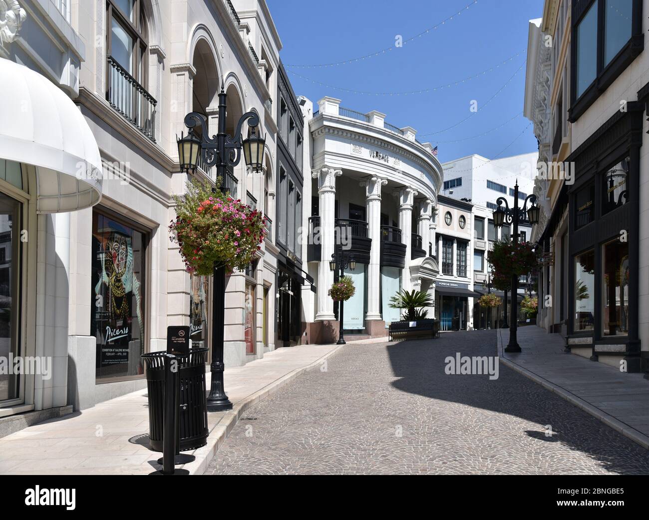 Beverly Hills, CA/USA - 8. Mai 2020: Versace-Geschäft auf dem Two Rodeo Drive ist während der COVID-19-Quarantäne geschlossen Stockfoto