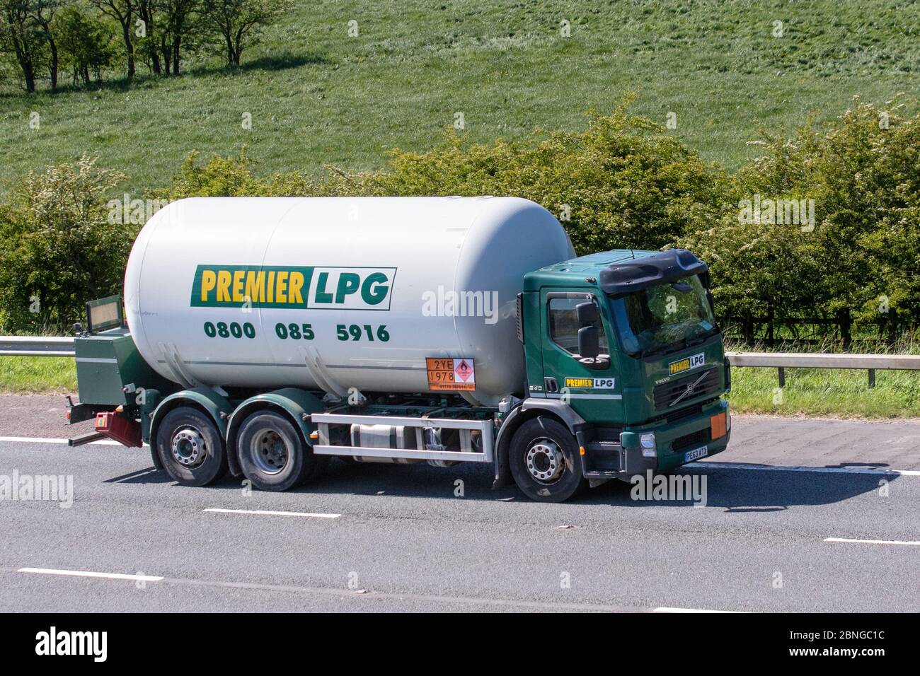 Premier LPG Tanker; Transportfahrzeuge, Lastwagen, Transport, LKW, Frachtführer, Volvo-Fahrzeug, europäischer kommerzieller Transport, Industrie, M61 in Manchester, Großbritannien Stockfoto