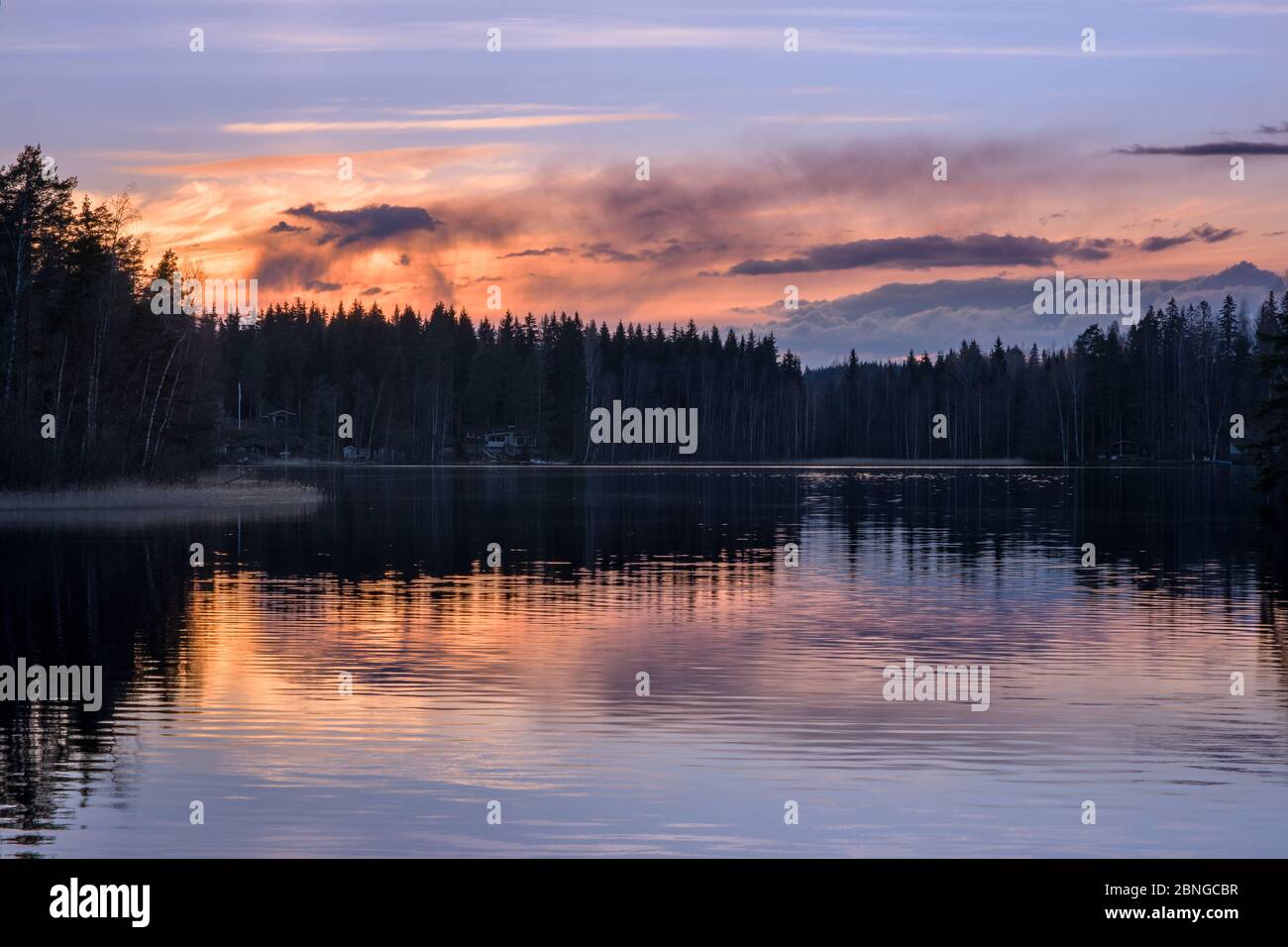 Malerische Seenlandschaft mit Ruhe Stimmung, Sonnenuntergang und schöne Reflexionen am Frühlingsabend in Finnland Stockfoto