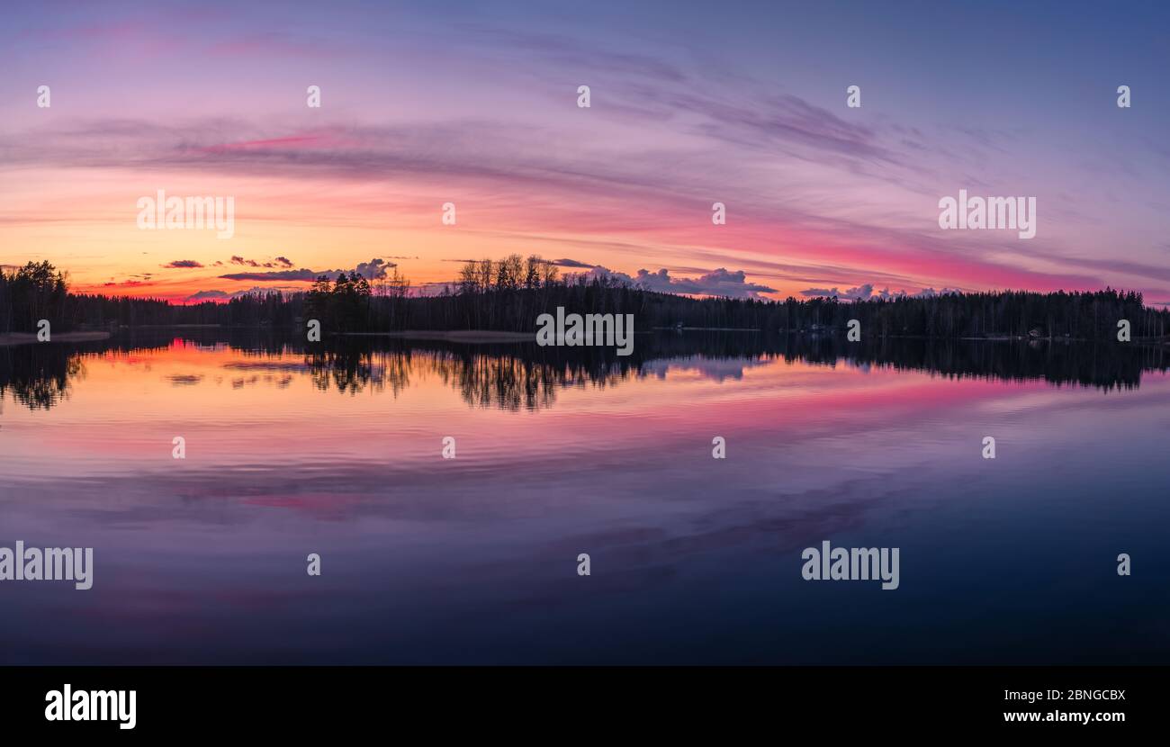 Malerische Seenlandschaft mit Ruhe Stimmung, Sonnenuntergang und schöne Reflexionen am Frühlingsabend in Finnland Stockfoto