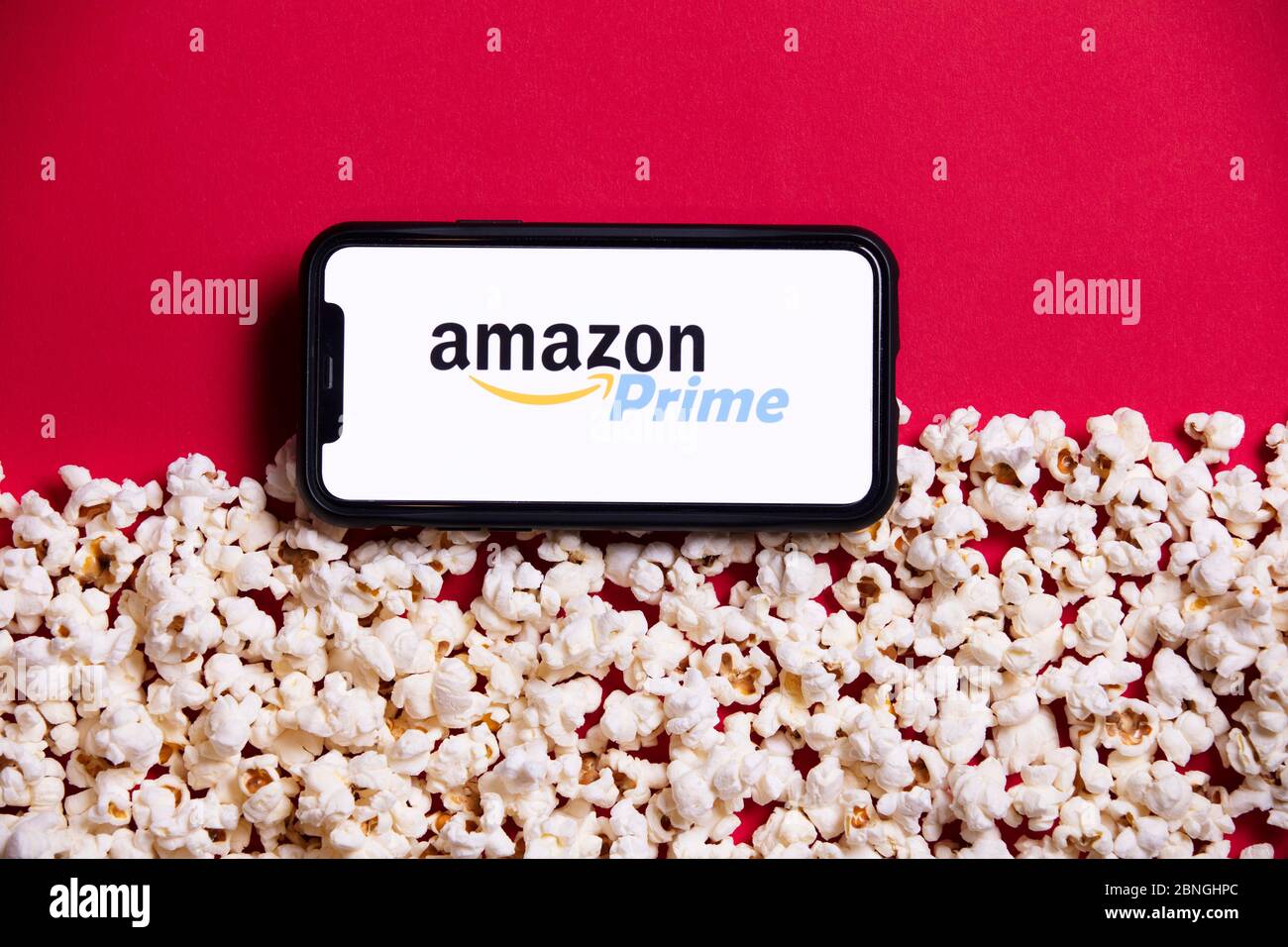 LONDON, Großbritannien - MAI 14 2020: Amazon Prime Logo auf einem Smartphone mit Popcorn Stockfoto