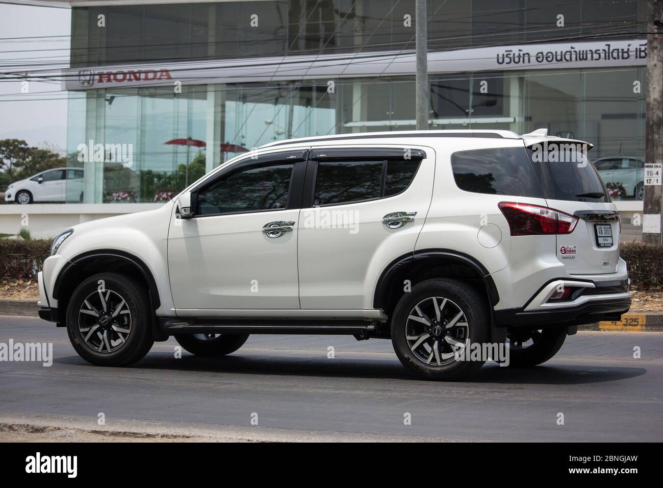 Chiangmai, Thailand - April 14 2020: Privater SUV-Wagen Isuzu Mu x Mu-x. Auf der Straße Nr. 1001 8 km von Chiangmai Business Area. Stockfoto