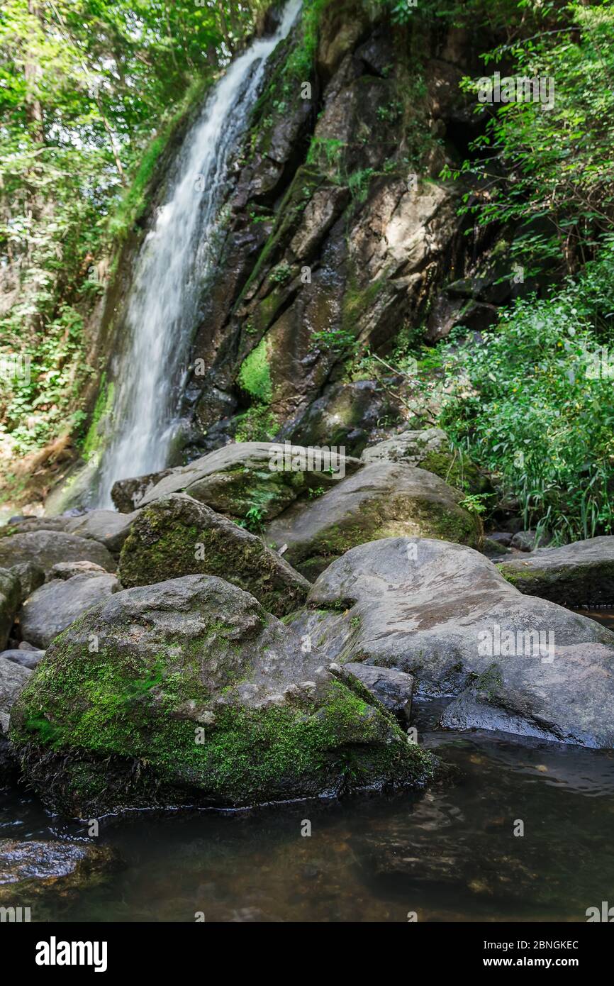 Schöner Wasserfall mit großen Steinen, Novohradske Berg, Tschechische republik Stockfoto