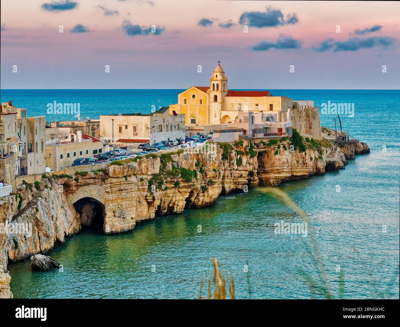 Panoramablick auf die kleine Stadt Vieste im Sommer in Apulien Süden Italiens Stadtbild von Vieste Küstenstadt in Gargano Nationalpark, Italien, Europa Stockfoto