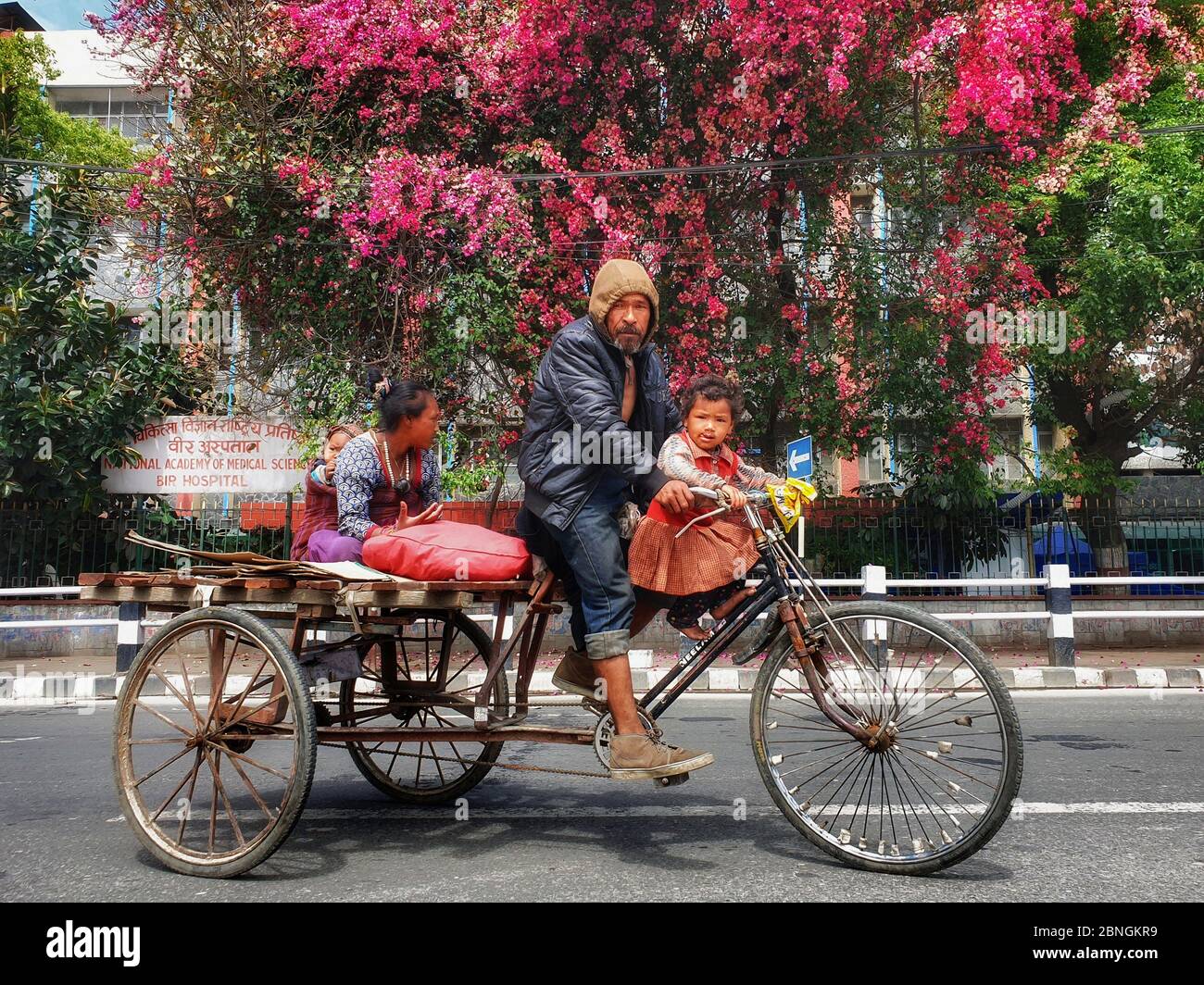 Kathmandu, Nepal. Mai 2020. Eine Familie eines Arbeiters kommt am Internationalen Tag der Familien in einem Wagen an, um Nahrung im Verteilungszentrum für Nahrungsmittel zu sich zu nehmen, während eine von der Regierung während des Ausbruchs der COVID-19 in Kathmandu, der Hauptstadt Nepals am 15. Mai 2020, auferlegte Lockdown verhängt wurde. Kredit: Sunil Sharma/ZUMA Wire/Alamy Live News Stockfoto