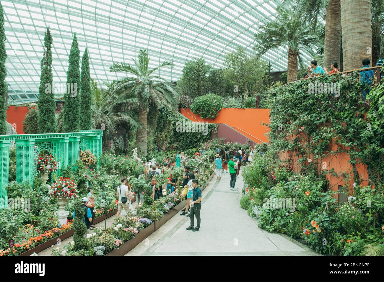 Singapore City, SINGAPORE : Juni 2019 : der Flower Dome ist das größte Gewächshaus der Welt, neben dem Cloud Forest in Gardens by the Bay att Stockfoto