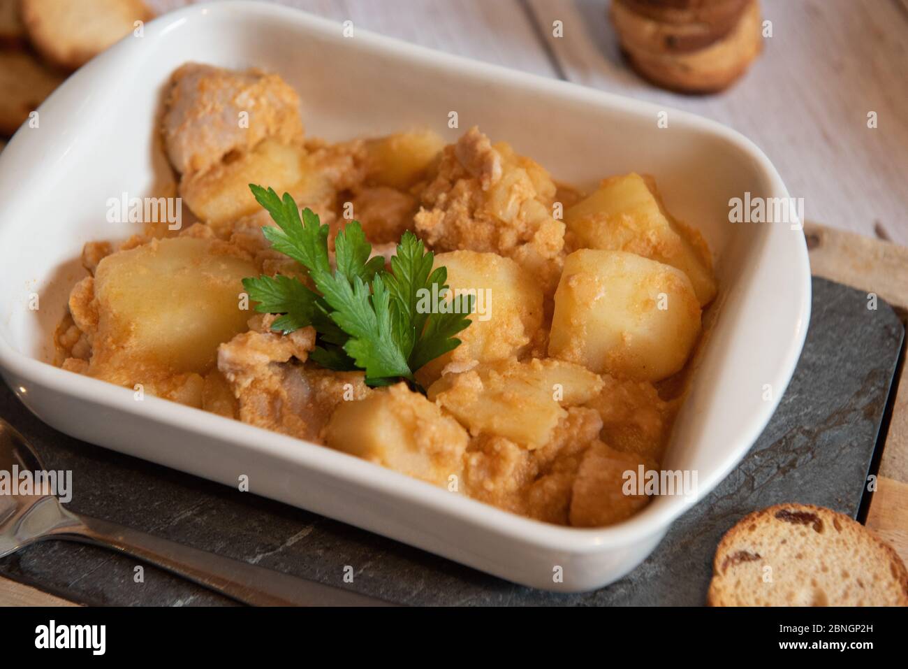 Eintopf mit Thunfisch und Kartoffeln, Marmitako genannt. Traditionelle baskische Rezeptur mit Thunfisch, Kartoffeln und Zwiebeln. Spanisches Essen Stockfoto