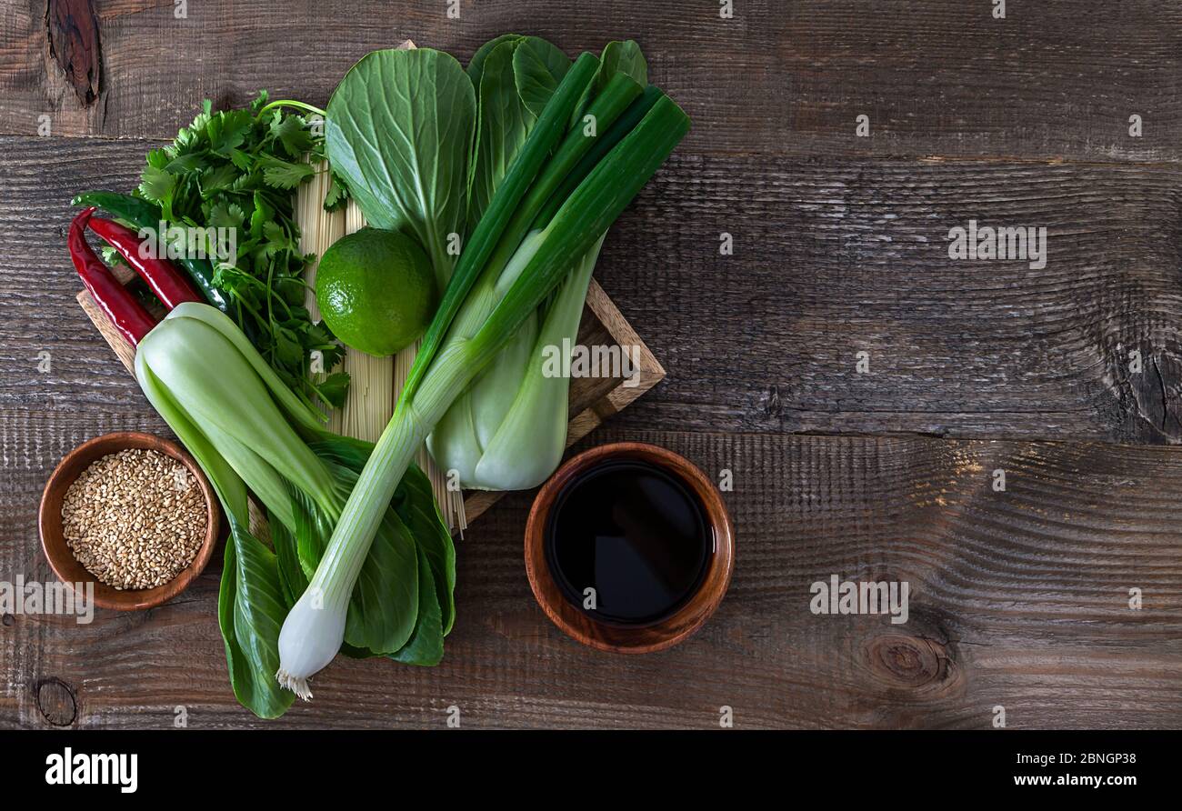 Zutaten für Asiatisch Somen Vegetarisch Noodle auf dem alten Holztisch Stockfoto