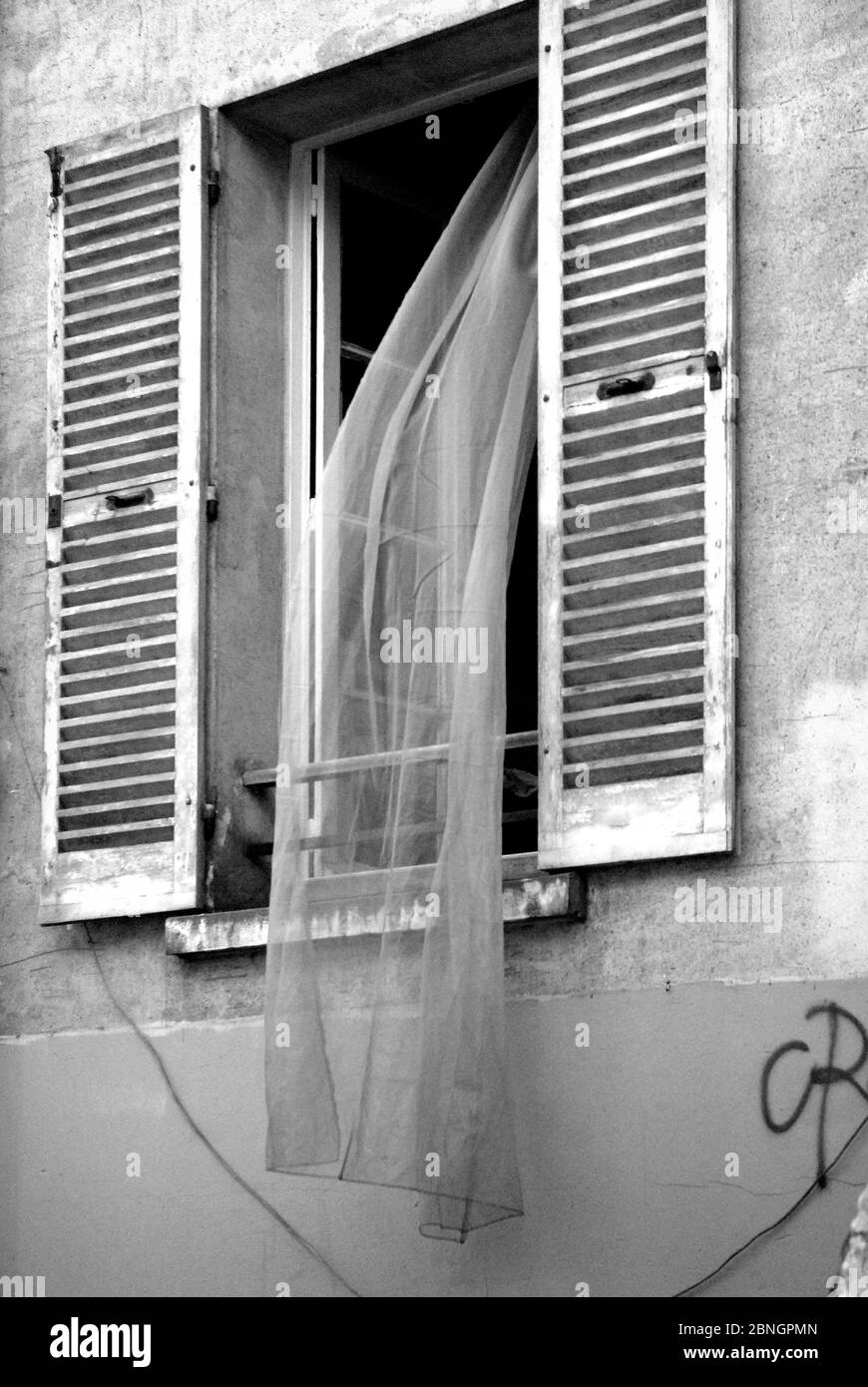 Montmartre Fenster mit Netzen, Paris Stockfoto