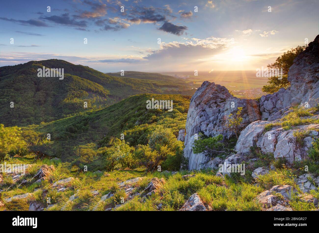 Sonnenuntergang Berg mit Sonne Stockfoto