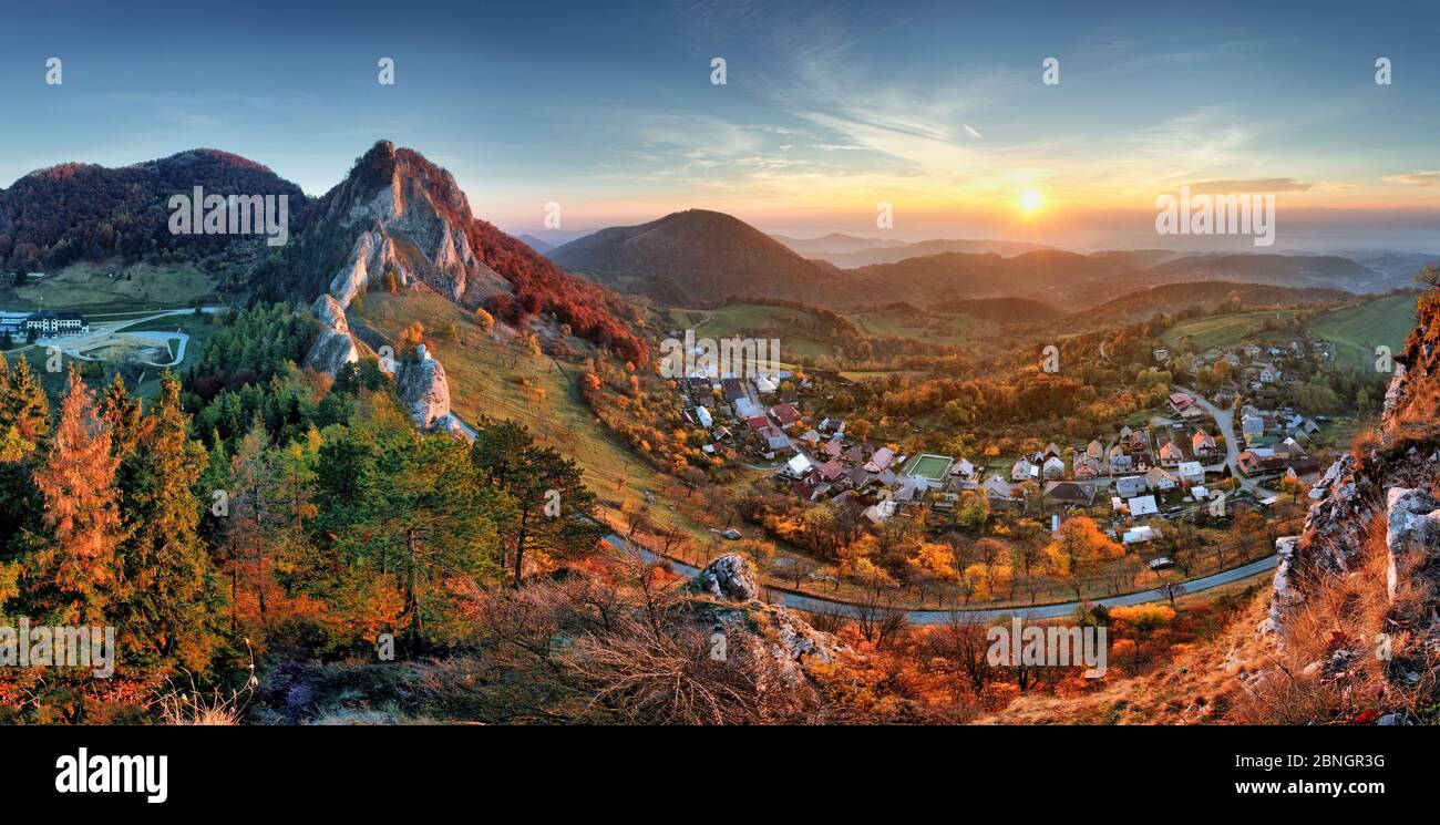 Slowakei fallen ländliche Hügel Landschaft bei Sonnenaufgang, Vrsatec Dorf. Stockfoto