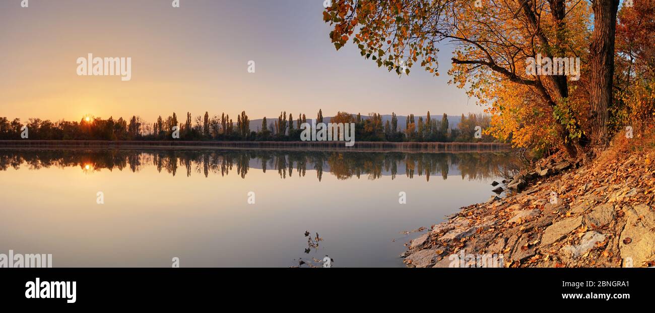 See im Herbst mit Baum, Jursky Sur Stockfoto