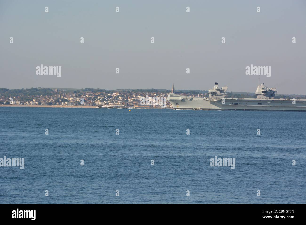 Die Royal Navy Flugzeugträger HMS Queen Elizabeth zwergt Ryde auf der Isle of Wight, wie es vor Anker vor Gosport, Hampshire, für Seetests segelt. Stockfoto