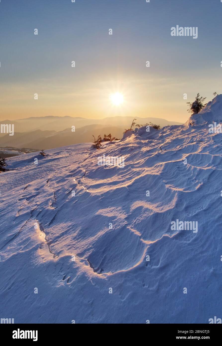 Landschaft mit Sonne und im Winter die Berge Stockfoto