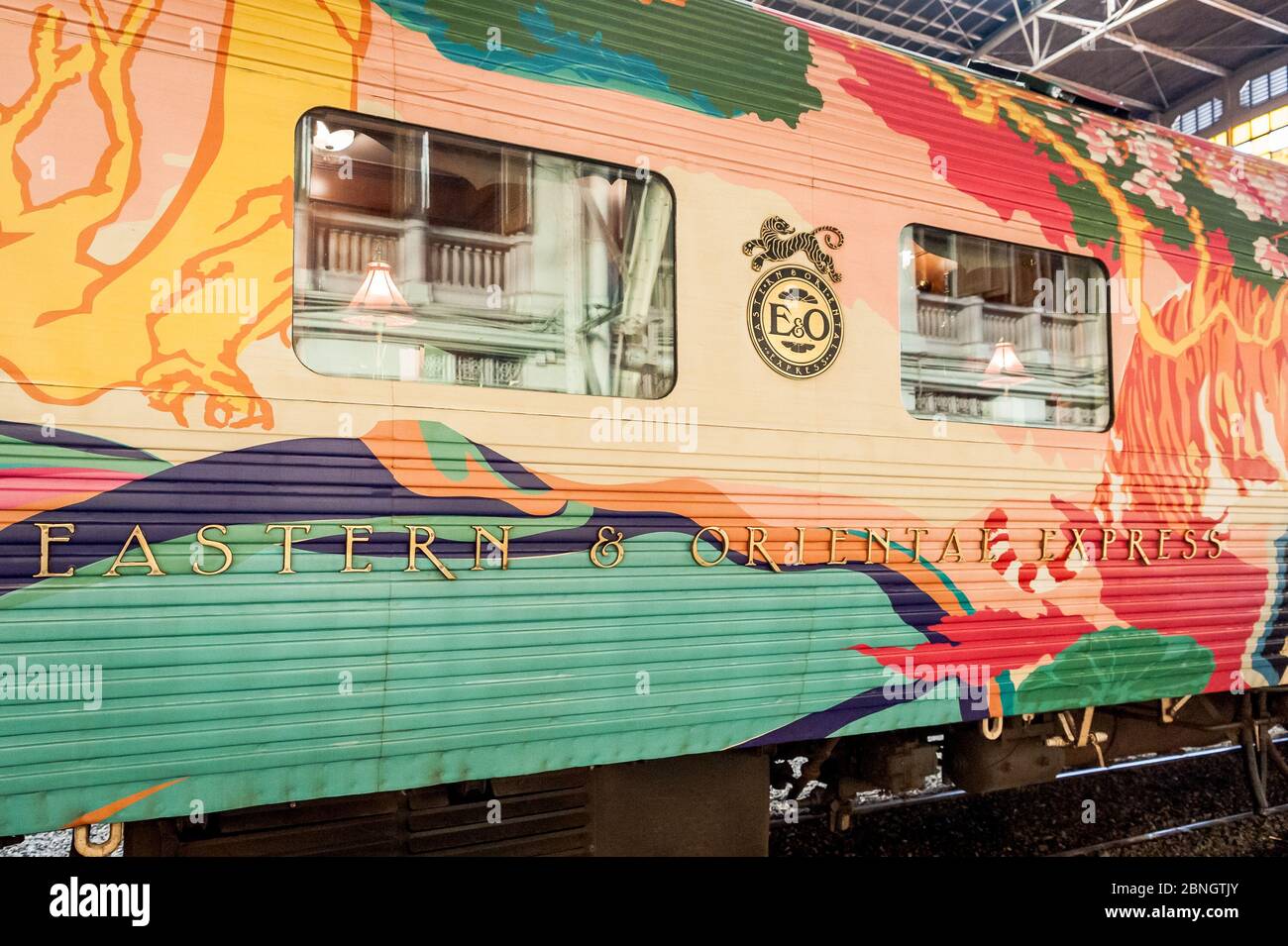 Der Eastern und Oriental Express Luxuszug Bangkok nach Singapur am Bahnhof Hua Lamphong. Bangkok Thailand. Stockfoto